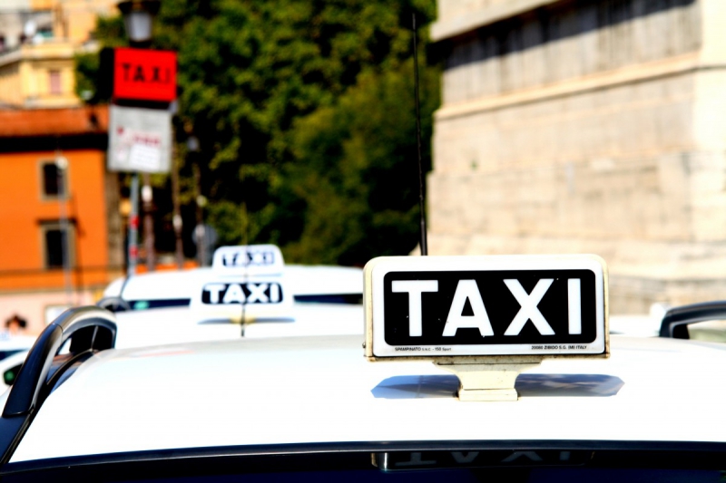 taxis-ST LEGER-min_taxi_auto_rome_road_white-1051610